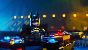 在夜晚城市中發光燈光下的LEGO Batman人偶。