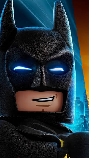 LEGO Batman 眼睛發光，夜晚站在城市中。