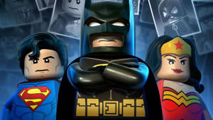 LEGO 超人、蝙蝠俠和神奇女俠以英雄姿勢站立，背後有惡棍照片。