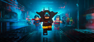 LEGO 蝙蝠俠和盟友在夜晚沿著發光的城市小巷行走。