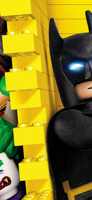 LEGO風格的蝙蝠俠，眼睛發光，從黃色磚塊後窺視。