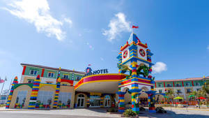 陽光普照的天空下，色彩鮮豔的樂高主題酒店建築。