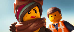 兩個具有細緻面部表情的LEGO人偶在日落天空下。