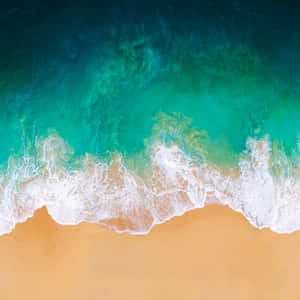 綠松石色的海浪從上方滾滾而來，湧上金色沙灘。 — 海洋 壁紙