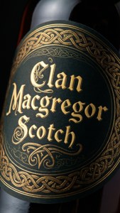 Clan Macgregor Scotch 酒瓶標籤特寫，帶有金色凱爾特結飾。