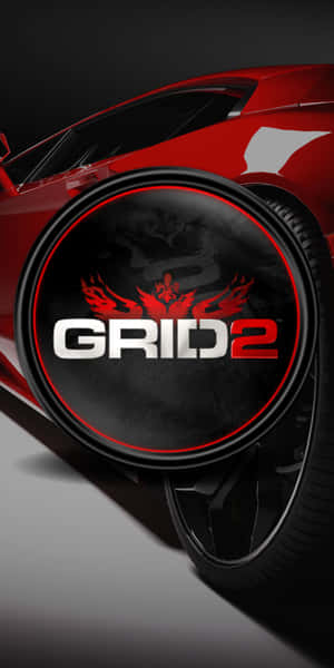 紅色跑車在深色工作室環境中，車輪上帶有GRID 2遊戲標誌。