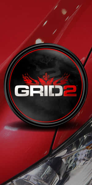 GRID 2 遊戲標誌在紅色引擎蓋上，帶有閃亮反射。