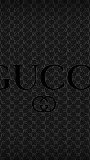 Gucci標誌牆紙，帶有重複圖案和粗體文字。