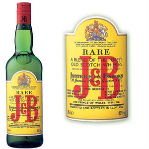 帶有皇家紋章和文字的復古 J&B Rare 蘇格蘭威士忌瓶和標籤。