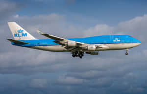 KLM波音747飛機放下起落架在多雲的天空中降落