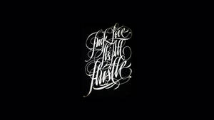 黑色背景上粗體白色書法寫著 'Fuck love it's all hustle'