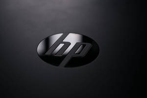 黑色設備表面上的 HP 標誌，帶有反射高光。