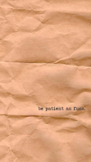 皺巴巴的棕色紙張，上面印有黑色短語 be patient as fuck。 — 米色 壁紙
