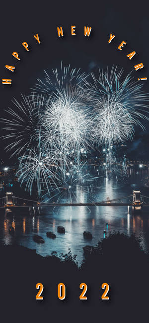 城市水上煙火與「Happy New Year 2022」文字。