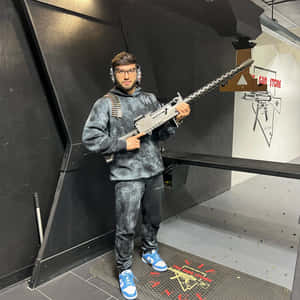 男子在室內射擊場手持機槍，地上有使用過的彈殼。