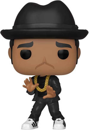 一個戴黑色紳士帽、金鏈和白色運動鞋的饒舌歌手的Funko Pop塑膠公仔。