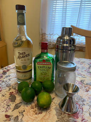 窗邊花卉圖案桌布上的雞尾酒配料和工具。 — 3:4 壁紙