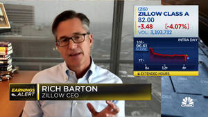 Zillow行政總裁Rich Barton在CNBC新聞中發言，附有股票圖表疊加。