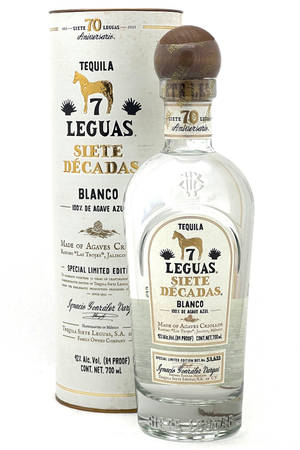 一瓶7 Leguas Blanco龍舌蘭酒及其包裝，背景為白色。