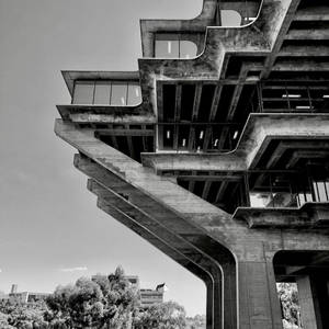 粗獷主義混凝土建築，擁有分層陽台和玻璃窗 — 建築 壁紙