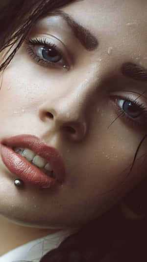 女性特寫肖像，藍色眼睛，臉上帶有水珠。 — 靚女gif 壁紙