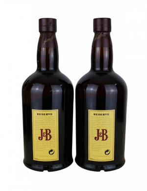 兩瓶J&B Reserve威士忌並排展示在白色背景上。