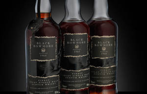 三瓶 Black Bowmore 1964 威士忌在深色背景前展示。