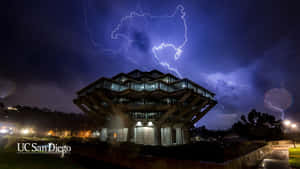 在暴風雨的夜空下，現代建築被鮮明的閃電照亮。