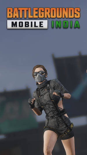 身穿戰術裝備和面具的女性遊戲玩家為 Battlegrounds Mobile India 擺姿勢。