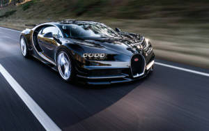 黑色Bugatti Chiron在道路上高速行駛，帶動態模糊效果。