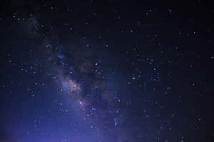 深藍色夜空中有星星的銀河系