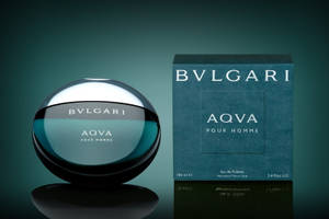 Bvlgari Aqva Pour Homme香水瓶和盒子置於反光表面上。