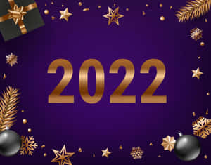 紫色背景上帶有金色文字和裝飾品的節日2022假期設計。