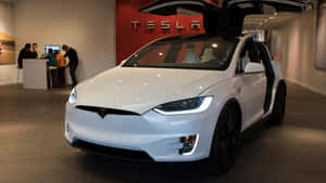 白色Tesla Model X打開車門，在時尚展廳中，附近有人。