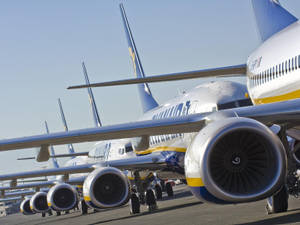 瑞安航空飛機在陽光明媚的機場停機坪上排成一排。