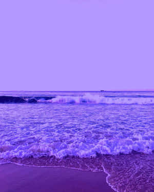紫色海浪在紫羅蘭色天空下湧上沙灘。 — 紫色美學 壁紙