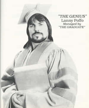 摔角手 Lanny Poffo 身穿畢業服裝，手持帶有文字覆蓋的畢業文憑。 — 摔角 GIF 壁紙