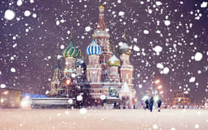 夜晚聖瓦西里主教座堂上空飄雪，附近有人行走。