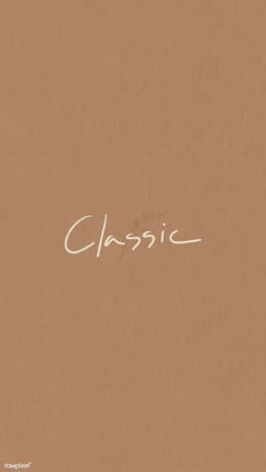 米色紋理背景，上面用白色草書寫著classic這個詞。