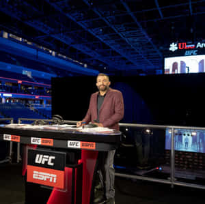 競技場中UFC ESPN轉播台前的男性體育評論員。