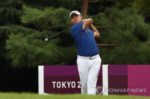 高爾夫球手在東京2020賽事的草地上揮桿。 — 哥爾夫球場 壁紙