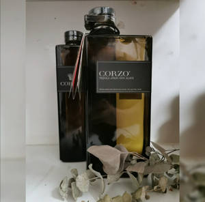 白色架子上的兩瓶Corzo龍舌蘭酒與乾燥桉樹葉。
