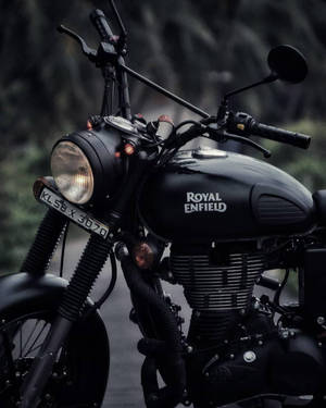 黑色 Royal Enfield 電單車在森林公路上亮著車頭燈 — 皇室 壁紙