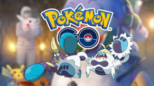 Pokémon GO 標誌，有三個新寶可夢角色和背景模糊的玩家。