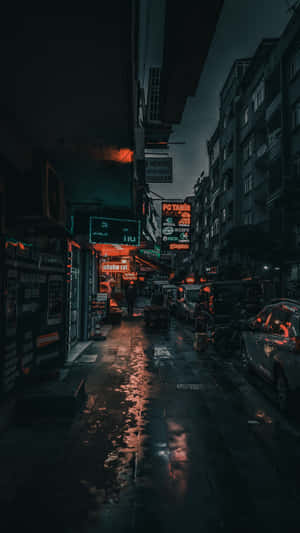 夜晚狹窄的都市小巷中，霓虹燈倒映在濕漉漉的路面上。