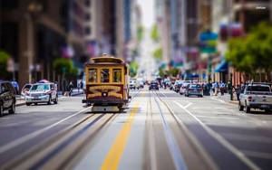 復古黃色纜車在街道上，背景有模糊的汽車和行人。