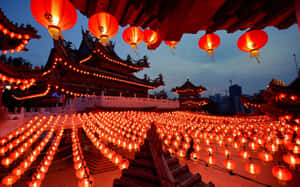 黃昏時分，寺廟庭院裡掛滿了發光的紅燈籠。 — 唐人街 GIF 壁紙