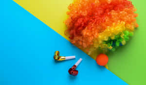 彩虹假髮和派對喇叭在彩色幾何背景上