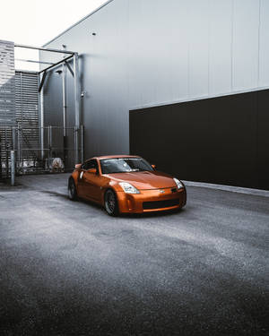 橙色跑車停在工業建築前