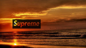 Supreme 標誌在夕陽海灘場景上，橙色天空和海浪。 — 海灘日落 壁紙